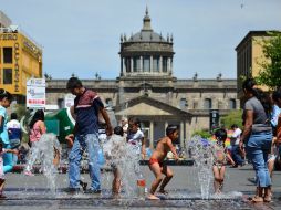 Es importante mantenerse hidratado y no exponerse a los rayos solares por periodos prolongados de tiempo. EL INFORMADOR / ARCHIVO
