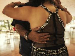 Un mito dice que el estribillo en el danzón (parte musical que no se baila) se utiliza para enamorar a la pareja. EL INFORMADOR / ARCHIVO