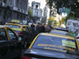 Taxistas hacen sonar sus bocinas en la Avenida 9 de julio en torno al Obelisco, nudo neurálgico del tránsito en Buenos Aires. EFE / D. Fernández