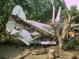 La avioneta tipo Cessna con matrícula XBHU, fue rescata por peritos para conocer las causas de la caída. SUN /