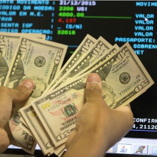 Dólar cierra en 18.05 pesos a la venta