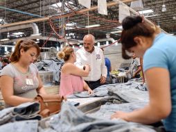 El candidato Barraza visitó algunas maquiladoras en el estado. ESPECIAL /