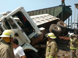 Un camión torton se impactó por el frente en contra de una máquina del ferrocarril. EL INFORMADOR /