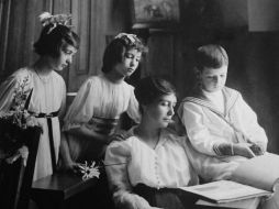 Catalina España de Gómez Gallardo.  Con sus hijos Elena, Paz e Ignacio.  /