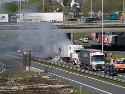 El coche de los supuestos traficantes, que circulaba a 200 kilómetros por hora, arrastró a varios vehículos a su paso. AFP / K. Desplenter