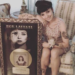 Mon Laferte recibe Disco de Oro por las altas ventas de 'Vol. 1'