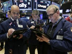 Casi todos los sectores en Wall Street arrancaron al alza y Chevron lideró las ganancias en el Dow Jones (1.62%). AP / R. Drew