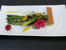 Los espárragos son ricos en fibra prebióticos, la cual reside en el tracto digestivo y evita la inflamación. EL INFORMADOR / ARCHIVO