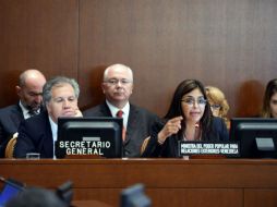 La canciller Delcy Rodríguez lanza duras críticas contra Luis Almagro, sentado junto a ella durante una sesión este jueves. EFE / J. M. Herrera