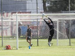Rodolfo Cota. El arquero de las Chivas en las instalaciones de Verde Valle. EL INFORMADOR / R. Tamayo