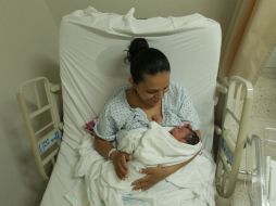 Claudia se calmó en cuanto llegó la ayuda; los policías recibieron a la pequeña y cortaron el cordón. EL INFORMADOR / F. Atilano