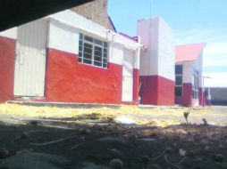 El sitio donde los vehículos eran revisados está vacío y la maleza crece en el interior. ESPECIAL /