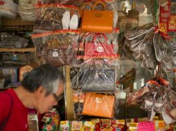 En la ex colonia británica es costumbre quemar todo lo que el fallecido pueda necesitar en el más allá. AFP / A. Tam