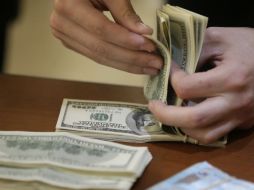 Banxico fija el tipo de cambio para solventar obligaciones en 17.9204 pesos. AP / ARCHIVO