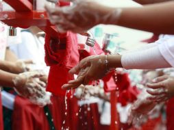 En Reynosa, se realiza una promoción en los módulos PrevenIMSS para que la población conozca la técnica correcta de lavado. EFE / ARCHIVO