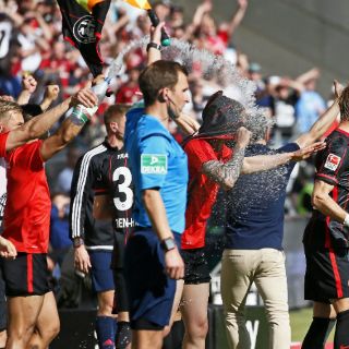 El Eintracht Frankfurt de Marco Fabián se salva del descenso