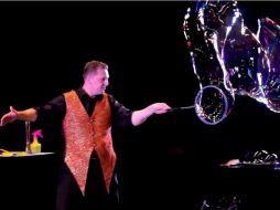 El artista ruso demostró las variantes que la composición que el agua y jabón pueden tener en lo visual. YOUTUBE / Teatro Diana