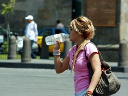 Es importante una buena hidratación para combatir los golpes de calor. EL INFORMADOR / ARCHIVO