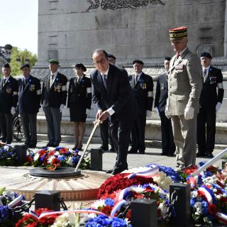 Hollande preside ceremonia por fin de la II Guerra Mundial