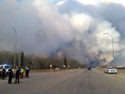 Se teme que las llamas puedan llegar hasta una importante mina de arenas bituminosas. AFP / F. McMurray