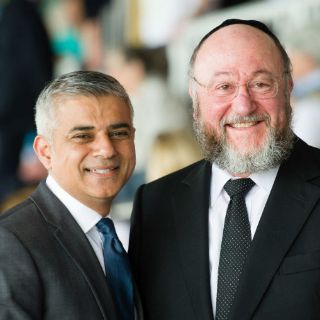 Alcalde musulmán de Londres conmemora Holocausto Judío