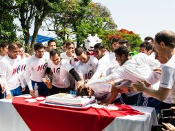 Tras la práctica, los jugadores portaron una playera conmemorativa, se reunieron con la afición y partieron un pastel. EL INFORMADOR / P. Pérez-Franco