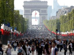 Sin el estruendo del tránsito pesado habitual, reinaba un ambiente de calma en los Campos Elíseos. AFP / T. Samson