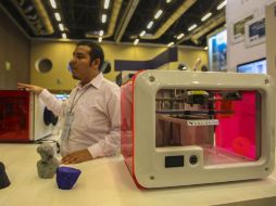 Un técnico explica el funcionamiento de los aparatos producidos por la empresa, que puede ser manejado por niños y amas de casa. EL INFORMADOR / F. Atilano