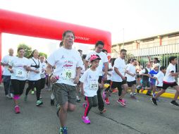 En familia. Personas de todas las edades se dieron cita en la carrera de cinco kiómetros de la Universidad Marista. EL INFORMADOR / R. Tamayo