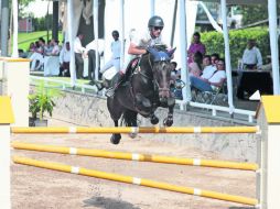 Triunfador. Juan Manuel Luzardo, en binomio con “Quidandro”, durante su recorrido en el Guadalajara Country Club. EL INFORMADOR / M. Vargas