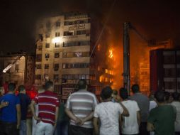 Los bomberos seguían luchando contra el fuego por la mañana, pero las llamas parecían estar bajo control. AP / S. Khaled
