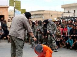 En una de las fotos se ve que la víctima, con el cuchillo clavado en el pecho y arrodillada, es rematada con un disparo. ESPECIAL /