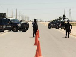 Al exterior del penal, elementos de la Secretaría de la Defensa Nacional y de la Policía Federal vigilan la zona. EFE / A. Bringas