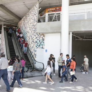 Locatarios del Mercado Corona descomponen escaleras eléctricas