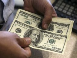 Banxico fija en 18.1033 pesos el tipo de cambio para solventar obligaciones. AP / ARCHIVO