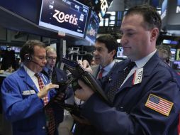 Los operadores se dividen entre los avances y los retrocesos marcados por el descenso del petróleo. AP / R. Drew