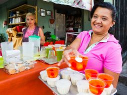 Micaela López Rodríguez es una de las beneficiadas del Programa Jefas de Familia. También recibió un taller y ahora vende gelatinas. EL INFORMADOR / P. Franco