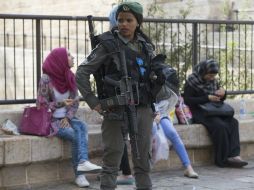 Policías rastrean el barrio de Jabal Mukaber, hacia donde los responsables presuntamente escaparon. EFE / ARCHIVO