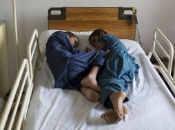 Shoaib Ahmed y Abdul Rasheed, de 9 y 13 años padecen el mal desde su nacimiento. EFE / J. León
