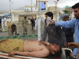 Un policía paquistaní, herido tras la explosión, es trasladado a un hospital de Quetta. EFE / J. Taraqai