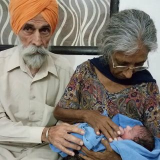 Un mujer india de 70 años da a luz a su primer hijo