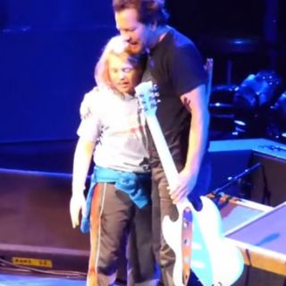 Pearl Jam invita a niño a tocar durante show