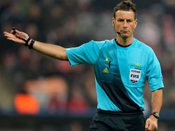 Mark Clattenburg fue elegidfo por la UEFA para ser el juez central en la final de la Champions League. ESPECIAL /