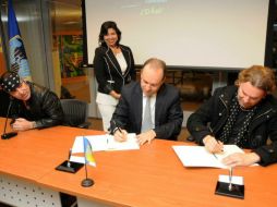 El cantante Fher Olvera y el baterista Alex González firman los acuerdos con el Banco Interamericano de Desarrollo. TWITTER / @manaoficial