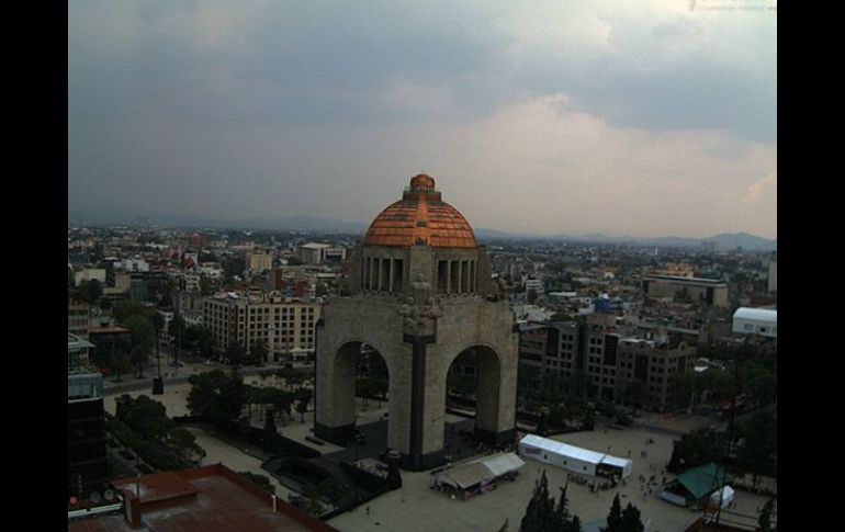 El fin de semana comenzó la instalación de la infraestructura metálica donde se expondrá la obra de Miguel Ángel. TWITTER / @webcamsdemexico