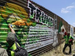 Los activistas pintaron el mural de color verde y con leyendas de repudio. NTX / E. Jaramillo