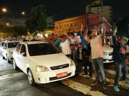 Conductores de taxis protestaron frente al edificio del Ayuntamiento y bloquearon varias calles y avenidas. AP / A. Penner