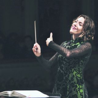 Alondra de la Parra, con la batuta en la mano