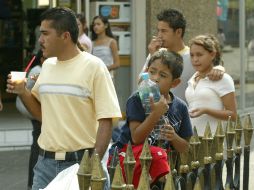 Es importante beber abundante agua y no exponerse al sol por tiempos prolongados. EL INFORMADOR / ARCHIVO