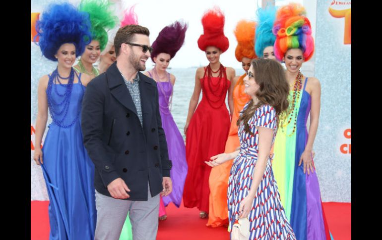 Timberlake y Kendrick son recibidos por cientos de niños invitados al acto en el Palacio de Festivales de Cannes. AP / J. Ryan